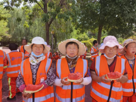 炎炎夏日送清涼，致敬最美環(huán)衛(wèi)工！山東大正物業(yè)服務(wù)集團(tuán)環(huán)衛(wèi)項(xiàng)目部開(kāi)展防暑降溫慰問(wèn)活動(dòng)409.png